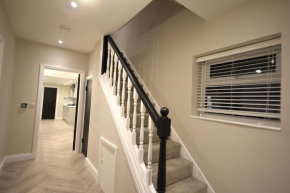 4-Bedroom Home Parking Garden & Porch